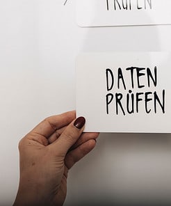 Eine Frau haelt eine rechteckige magnetische von Proboard vor Whiteboard in den Händen